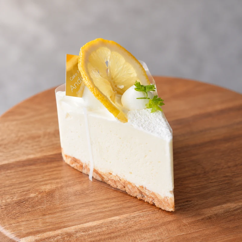 レモンのスライスを飾ったレアチーズケーキ