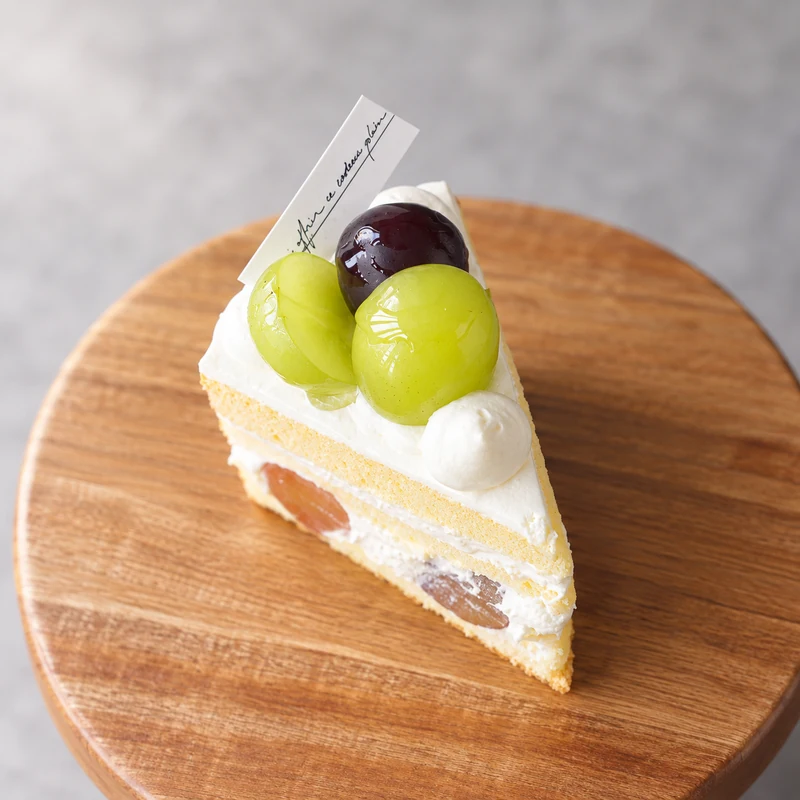 シャインマスカットを飾ったケーキ