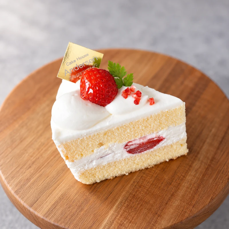 苺と白いクリームを重ねたショートケーキ
